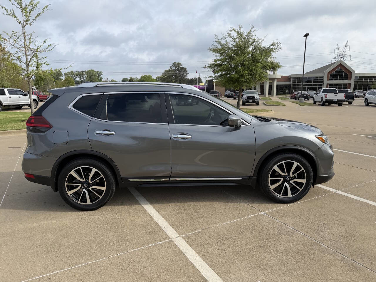 Used 2018 Nissan Rogue SL w/ Premium Package image 3