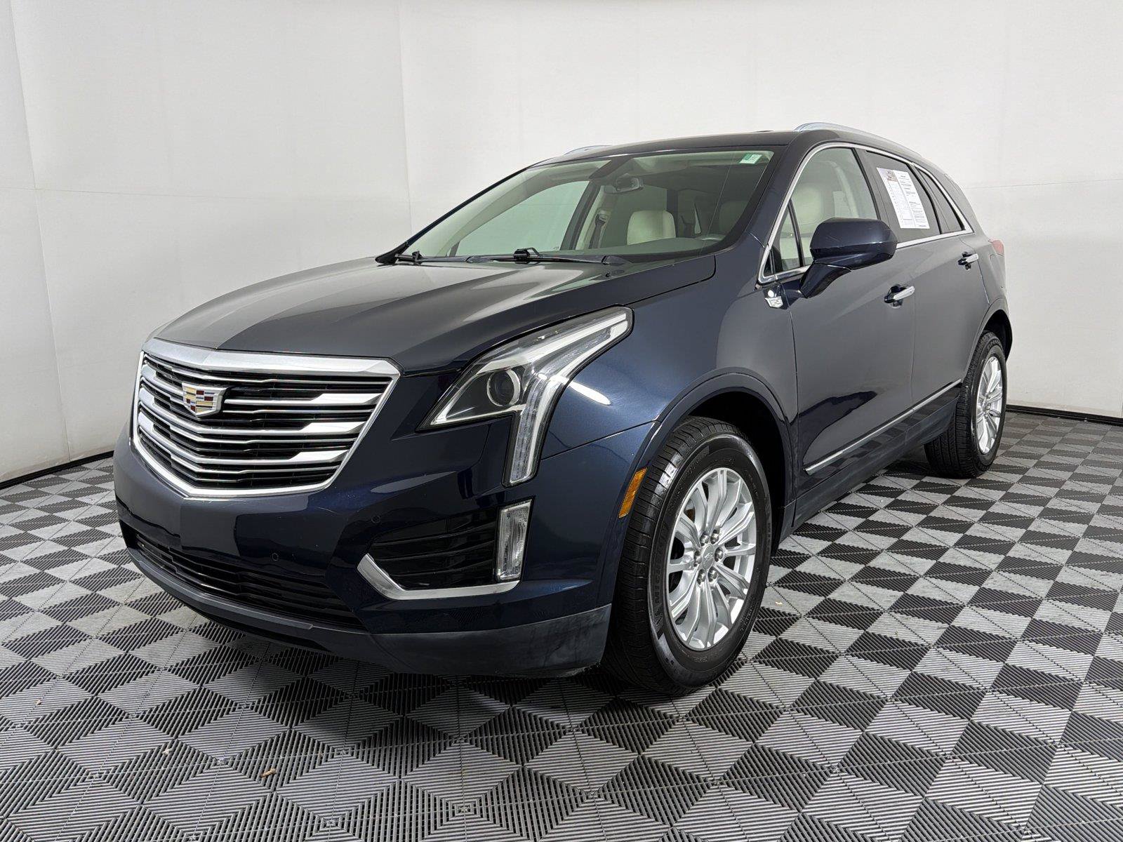 Used 2017 Cadillac XT5 Luxury FWD image 3