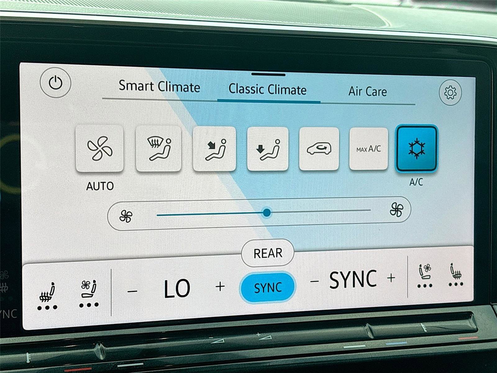 Used 2025 Volkswagen Atlas SE image 15