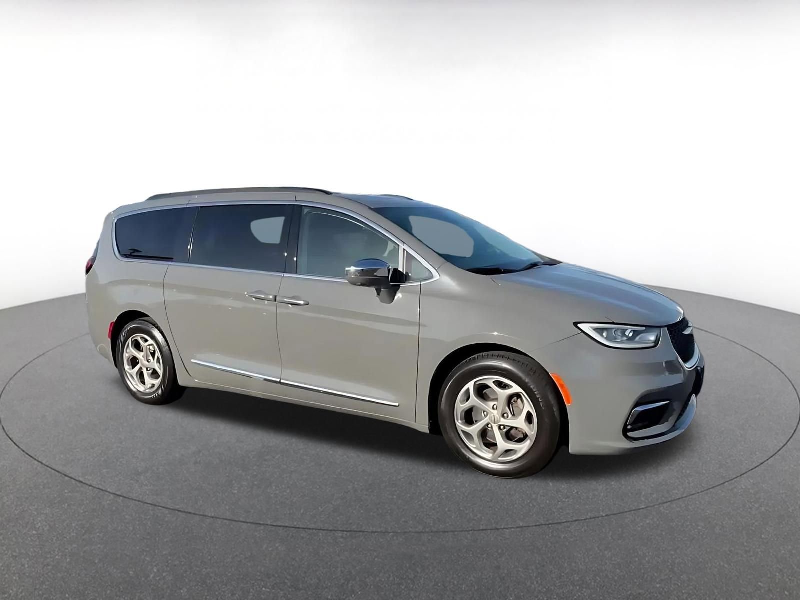 Used 2022 Chrysler Pacifica Limited FWD image 2