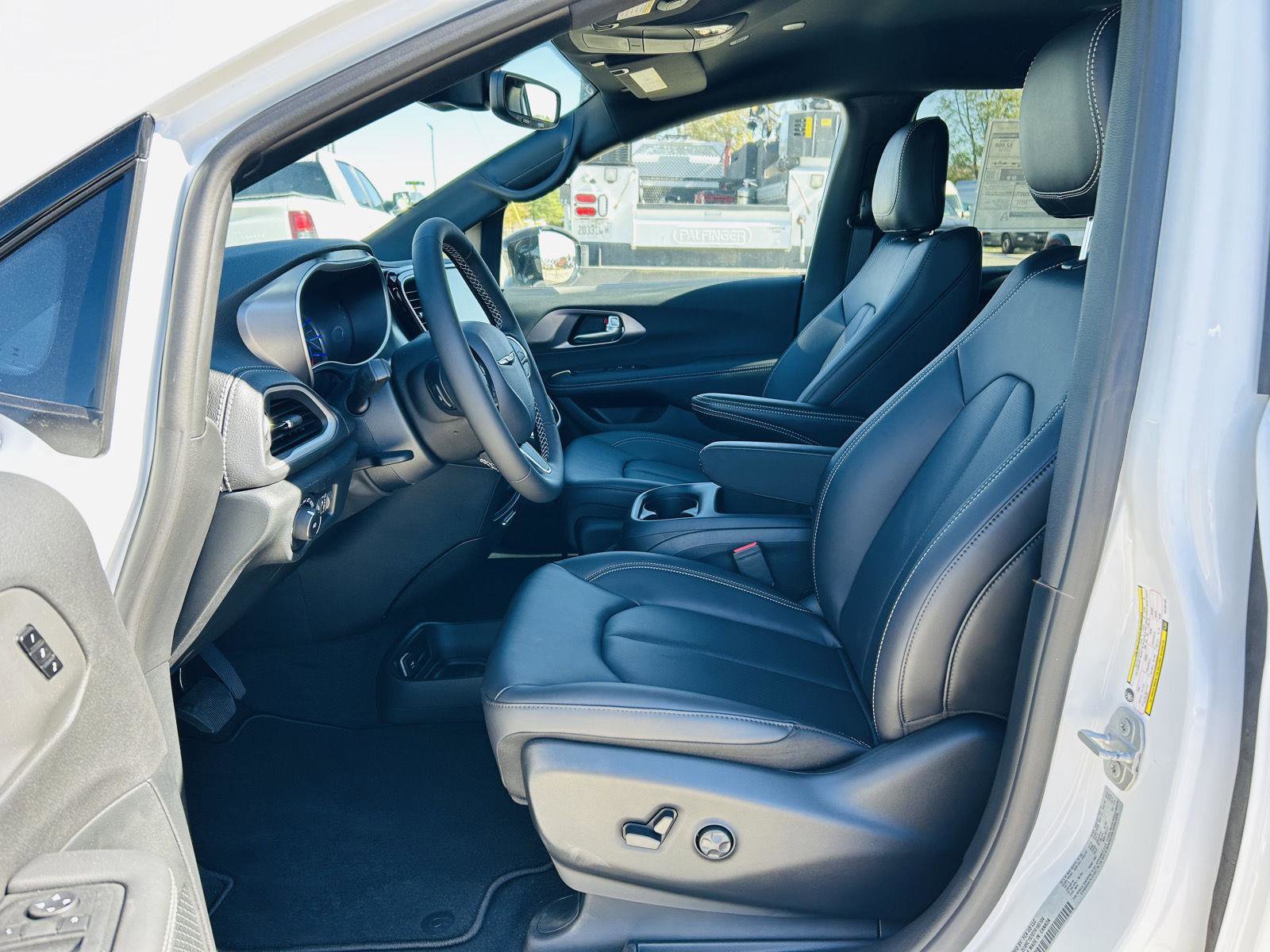 New 2026 Chrysler Pacifica Select image 3