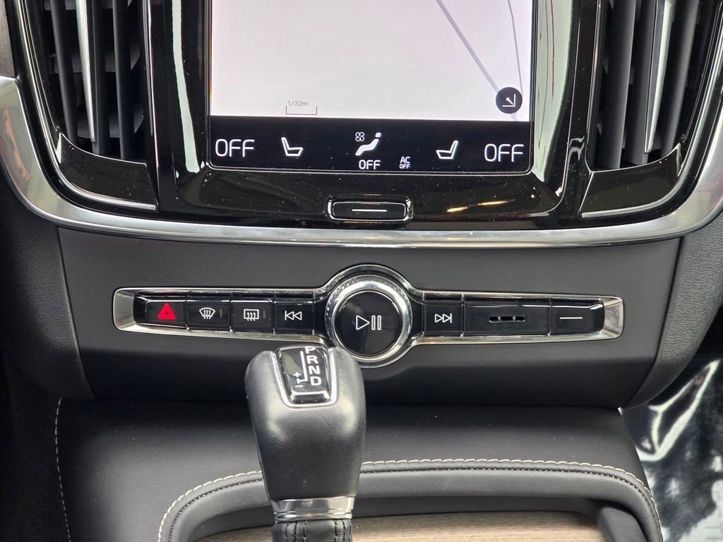 Used 2021 Volvo S90 T6 Inscription image 33