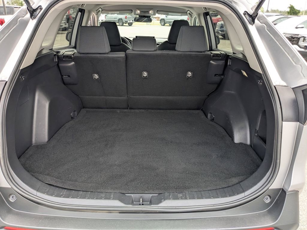 Used 2022 Toyota RAV4 LE AWD/4WD image 12