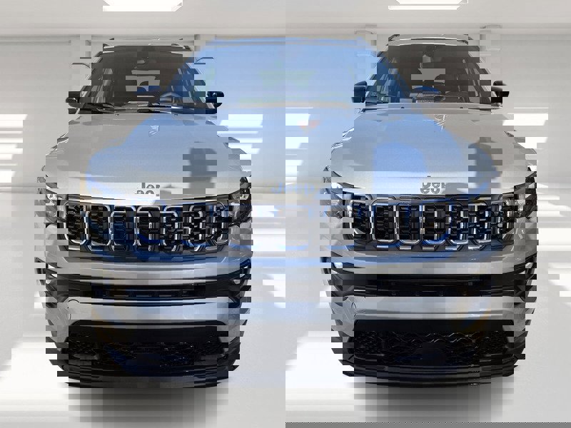 Used 2025 Jeep Compass Latitude image 2