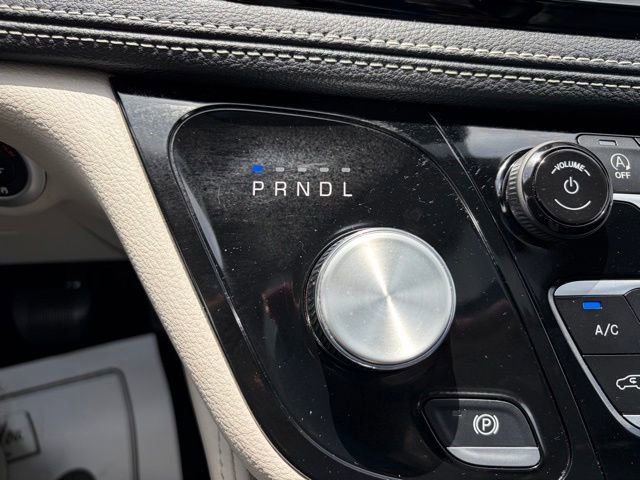 Used 2023 Chrysler Pacifica Limited FWD image 25