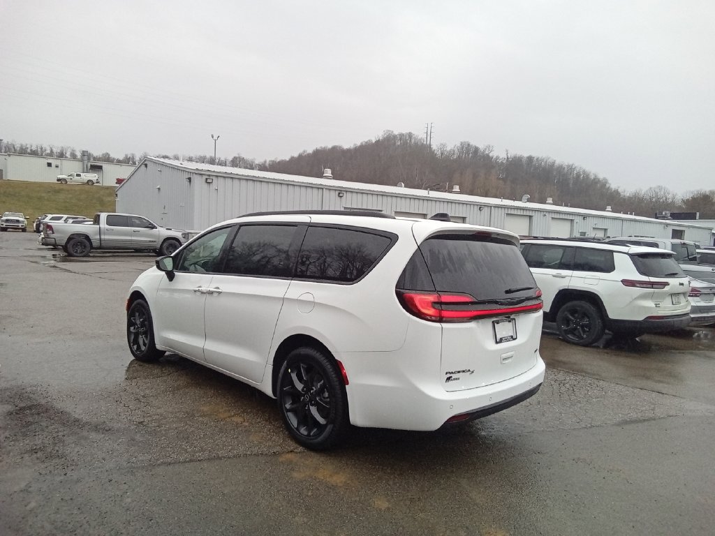 New 2026 Chrysler Pacifica Select w/ S Appearance Package AWD/4WD image 6