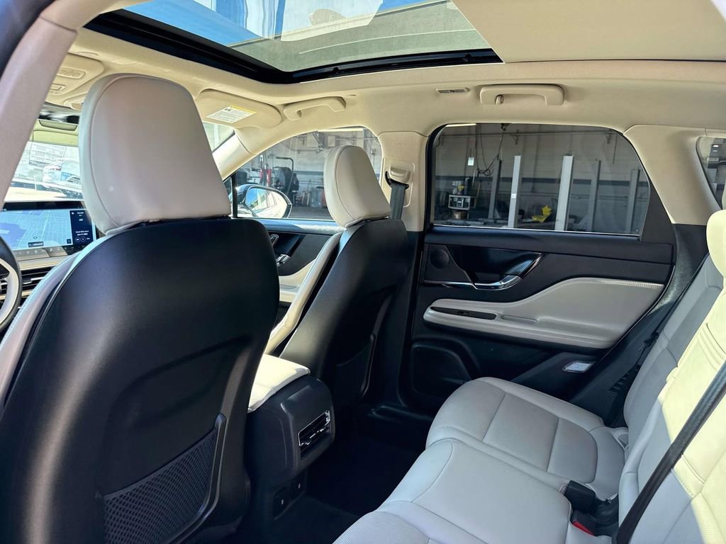Used 2025 Lincoln Corsair Reserve image 11