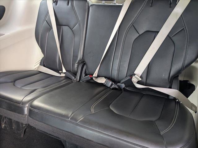 Used 2024 Chrysler Pacifica Select image 19