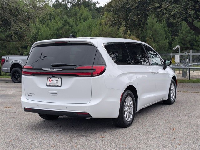 New 2026 Chrysler Pacifica Select image 3