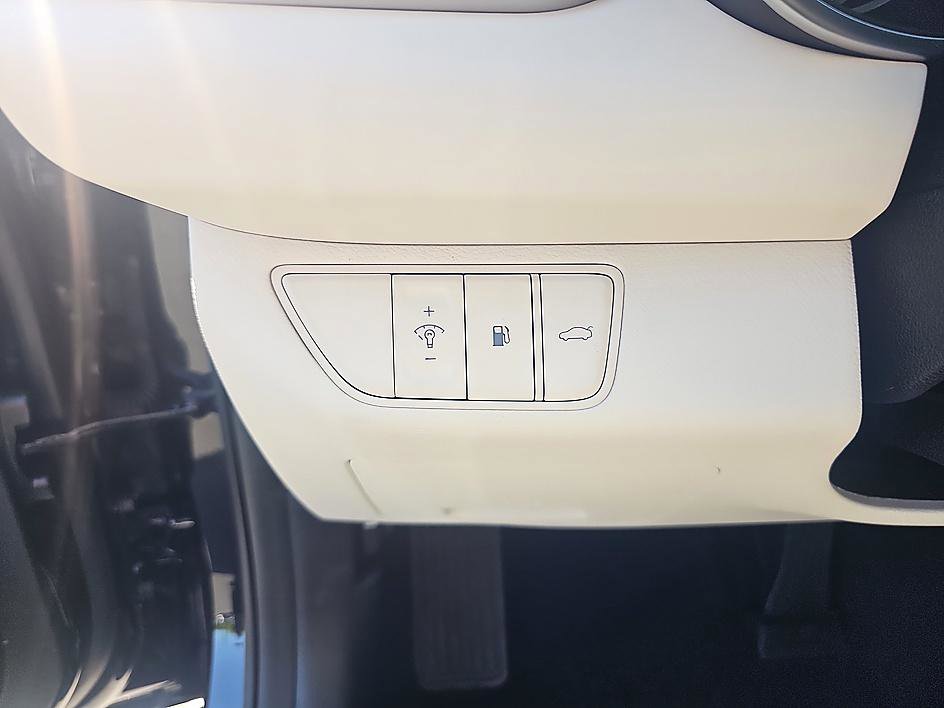 Used 2025 Genesis G70 2.5T RWD image 12