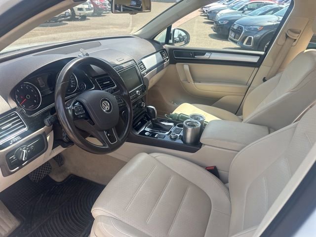 Used 2016 Volkswagen Touareg Sport AWD/4WD image 9