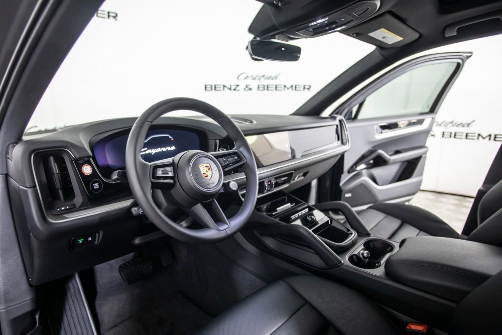 Used 2025 Porsche Cayenne image 19