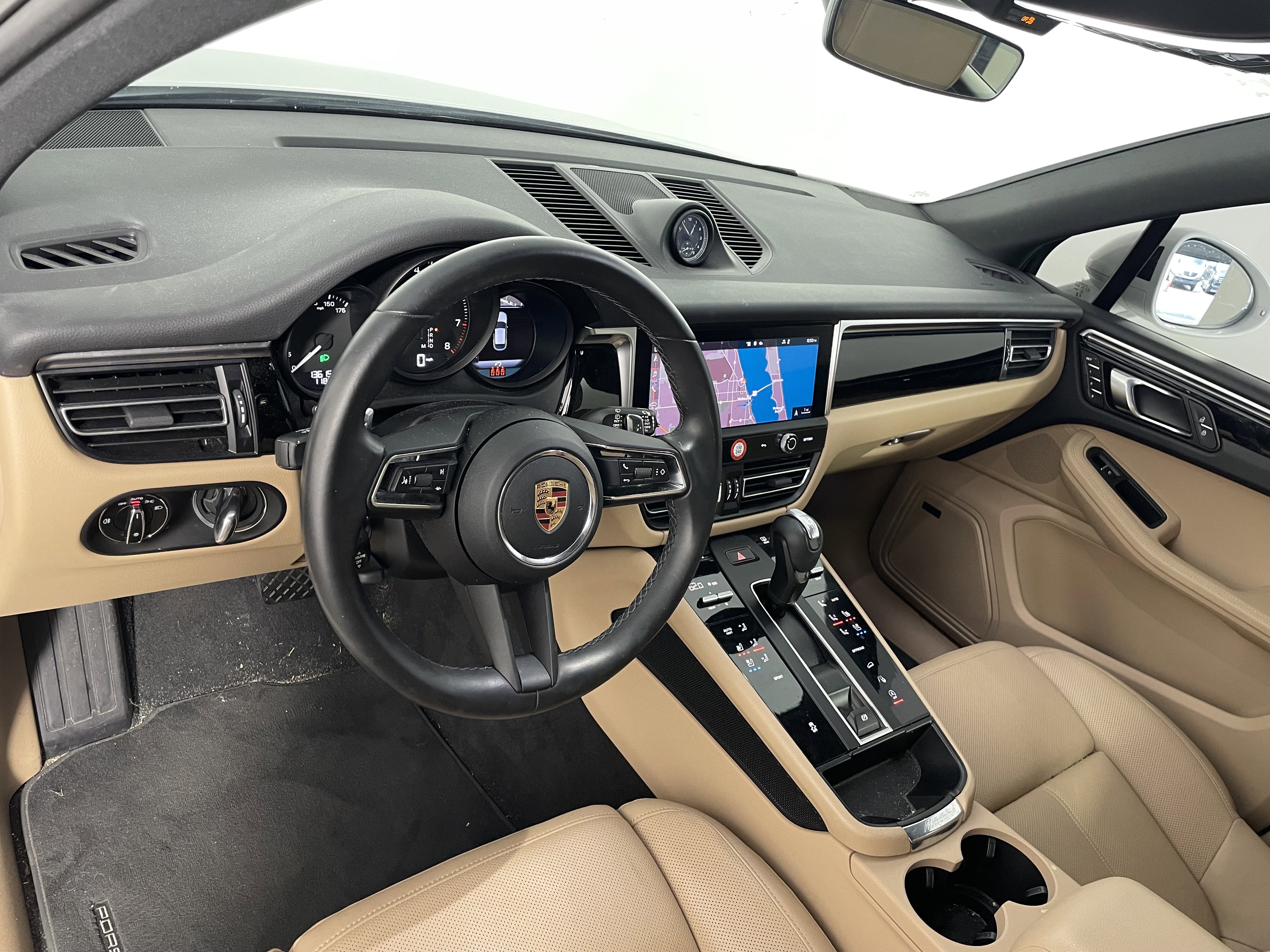 Certified 2023 Porsche Macan image 4