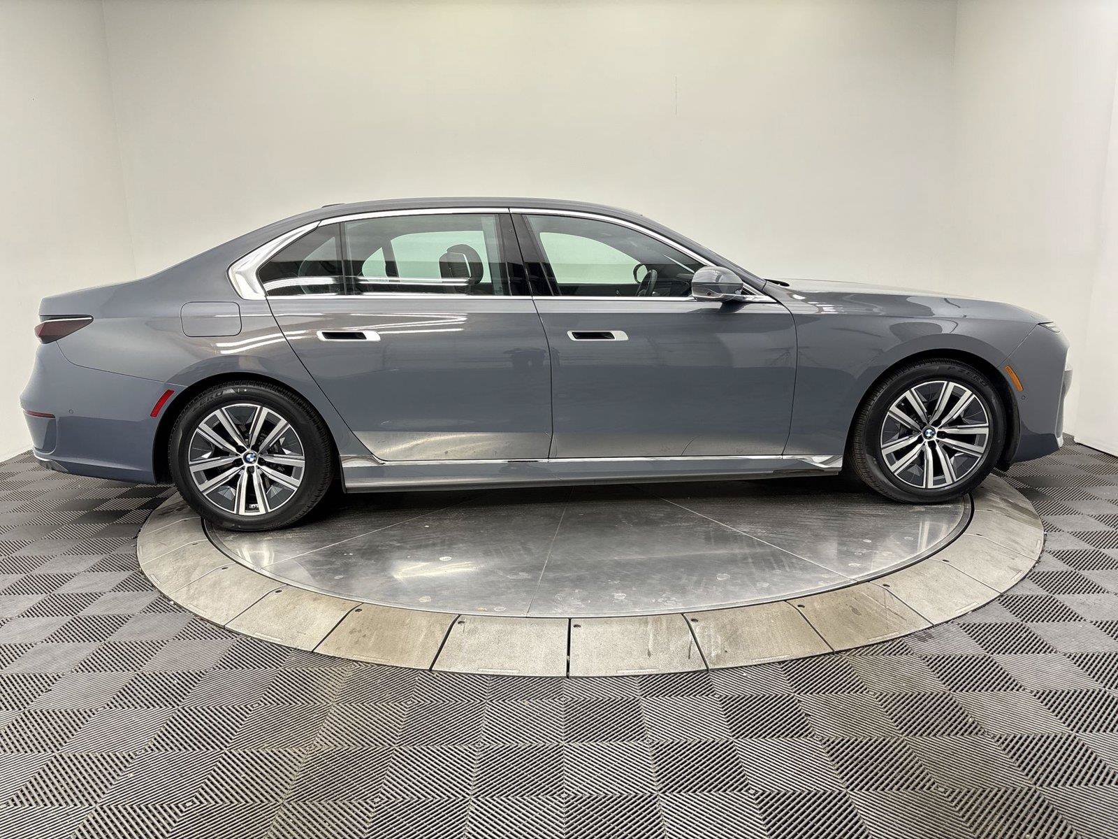 Used 2023 BMW i7 xDrive60 AWD/4WD image 17