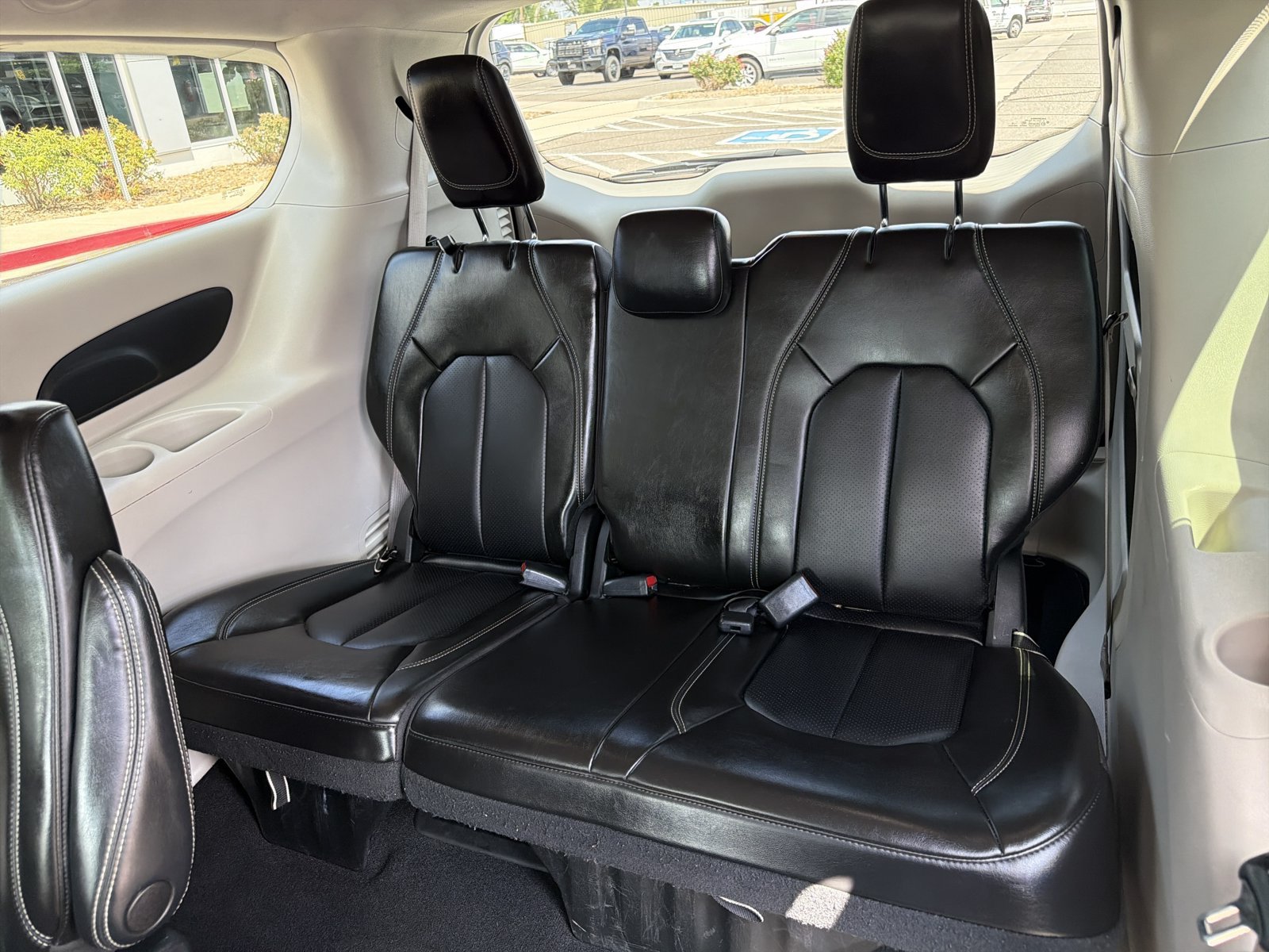 Used 2023 Chrysler Pacifica Touring-L FWD image 11