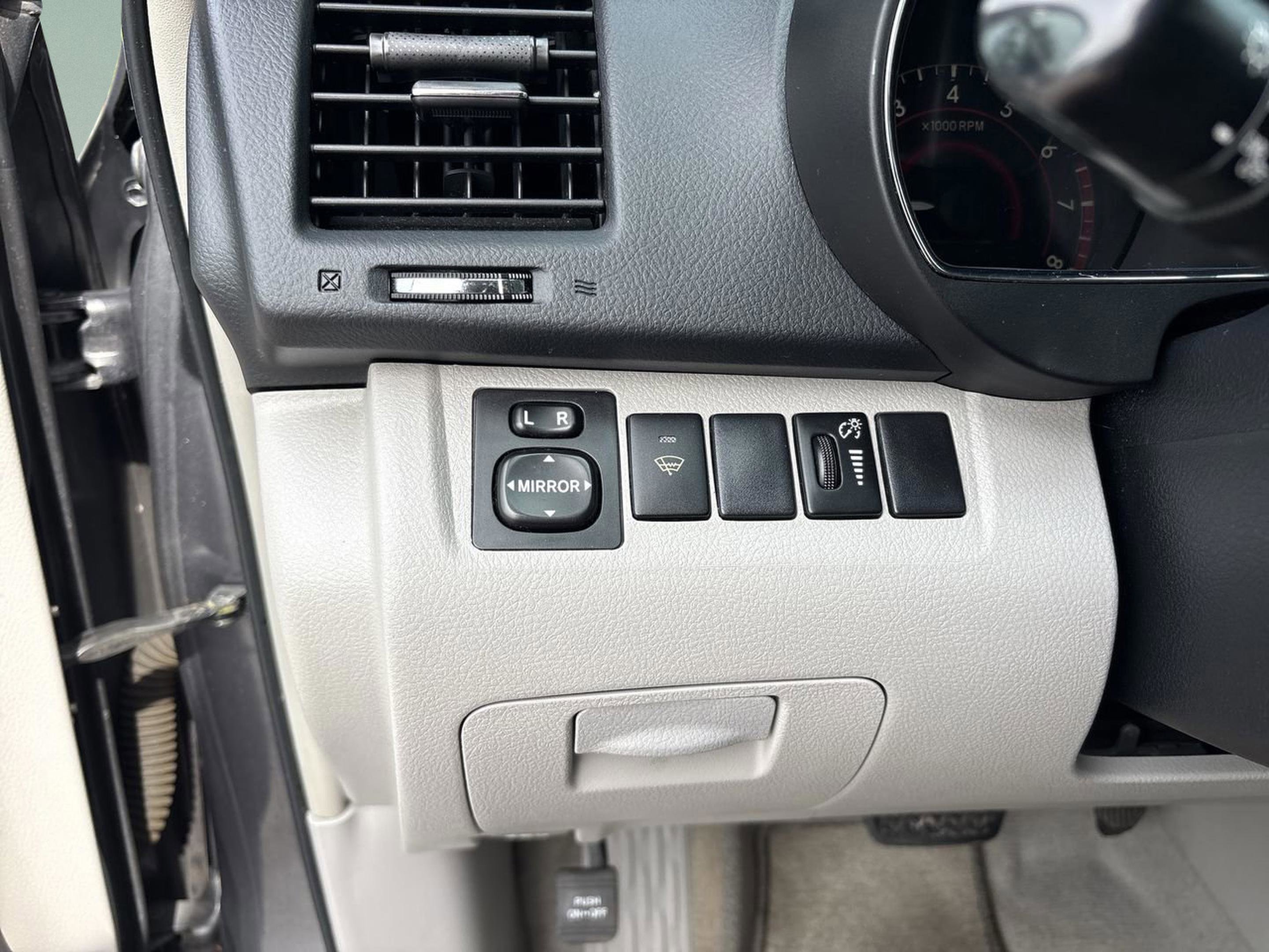 Used 2010 Toyota Highlander SE FWD image 14