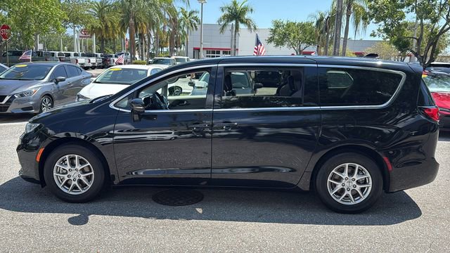 Used 2024 Chrysler Pacifica Touring-L image 4