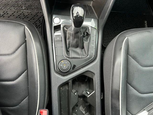 Used 2022 Volkswagen Tiguan SEL R-Line AWD/4WD image 16
