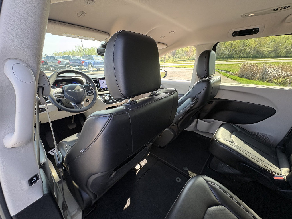 Used 2023 Chrysler Pacifica Touring-L image 18