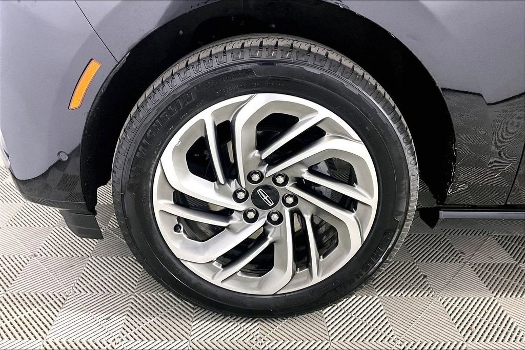 Used 2025 Lincoln Navigator Reserve image 7