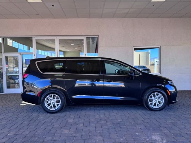 Used 2023 Chrysler Pacifica Touring-L FWD image 6
