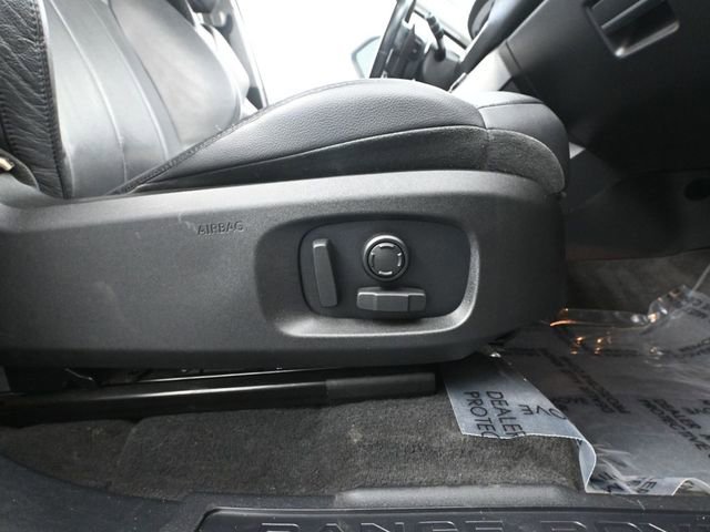 Used 2017 Land Rover Range Rover Evoque SE image 44