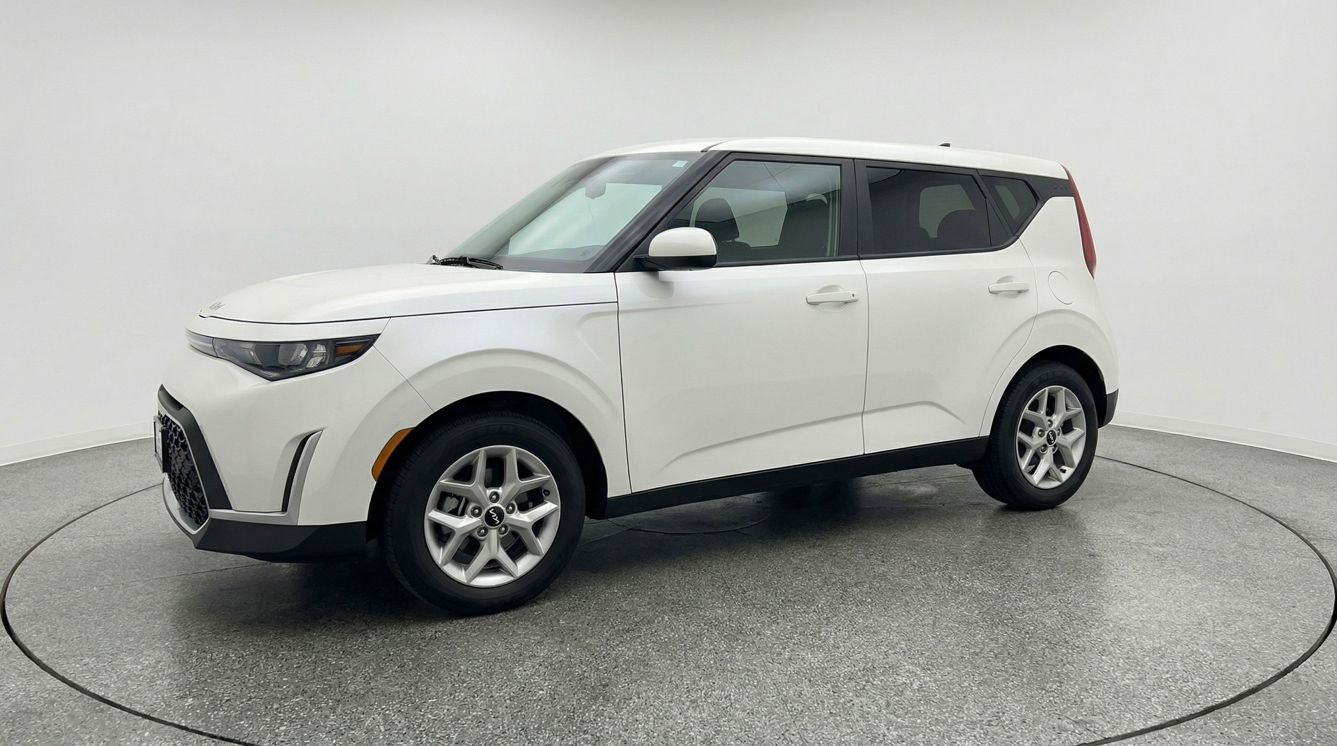 Used 2025 Kia Soul LX w/ LX Technology Package image 3