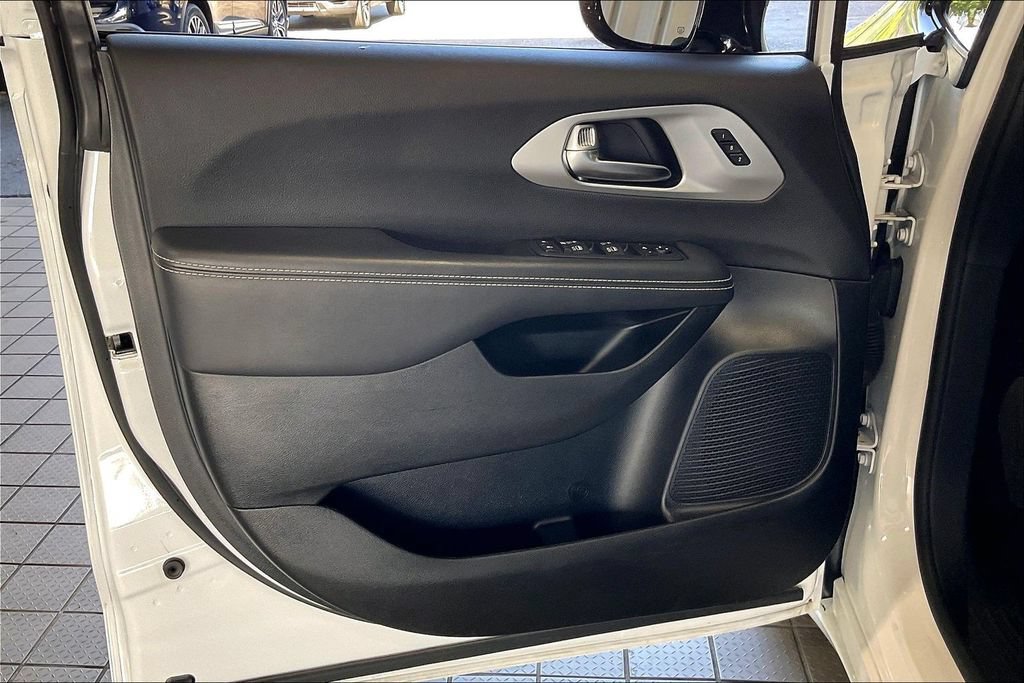 Used 2025 Chrysler Pacifica Limited FWD image 2