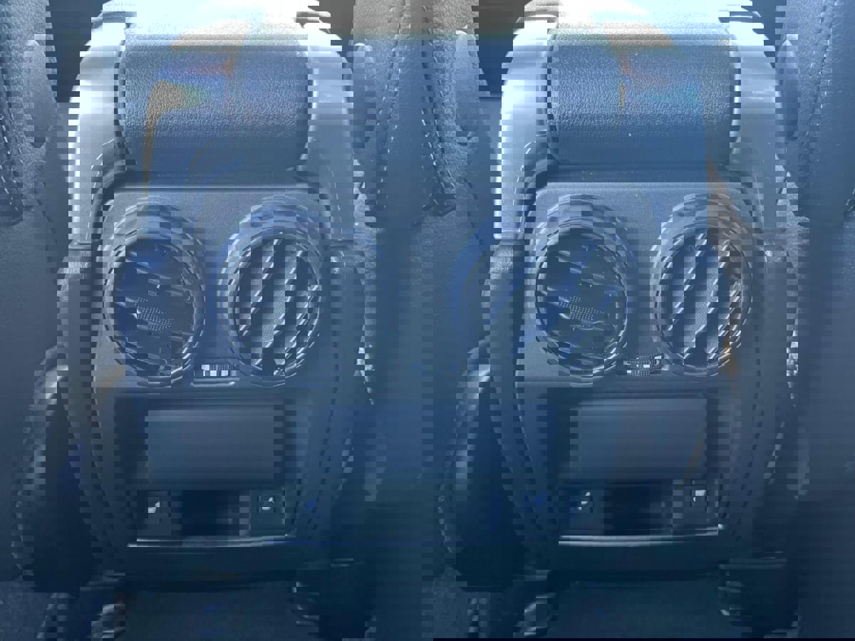 Used 2013 Land Rover LR4 HSE image 32