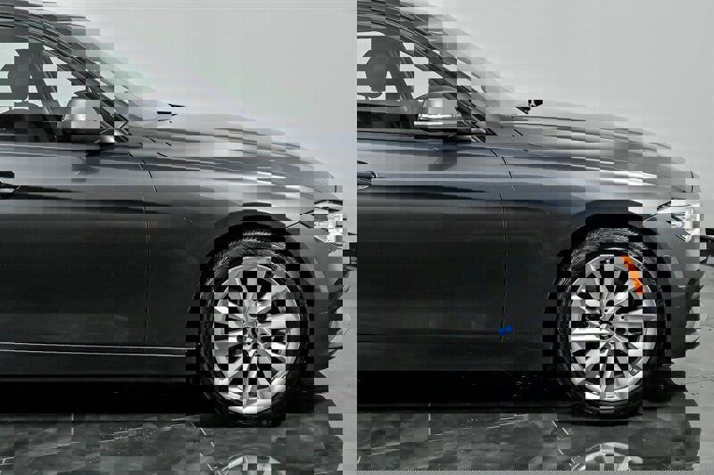 Used 2018 BMW 320i xDrive Sedan image 12