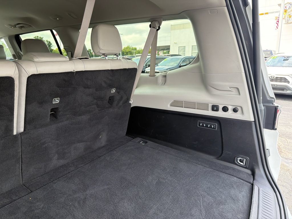 Used 2024 Jeep Wagoneer L Series II w/ Flexible Seating Group AWD/4WD image 11