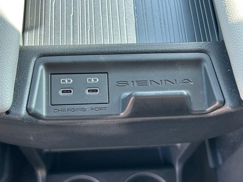 Used 2025 Toyota Sienna XLE image 23