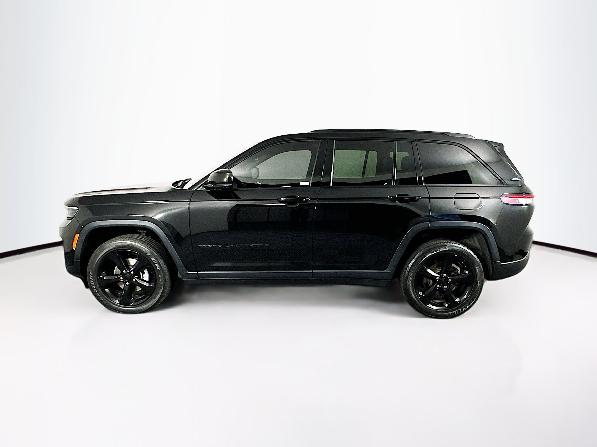 Used 2023 Jeep Grand Cherokee Altitude AWD/4WD image 4