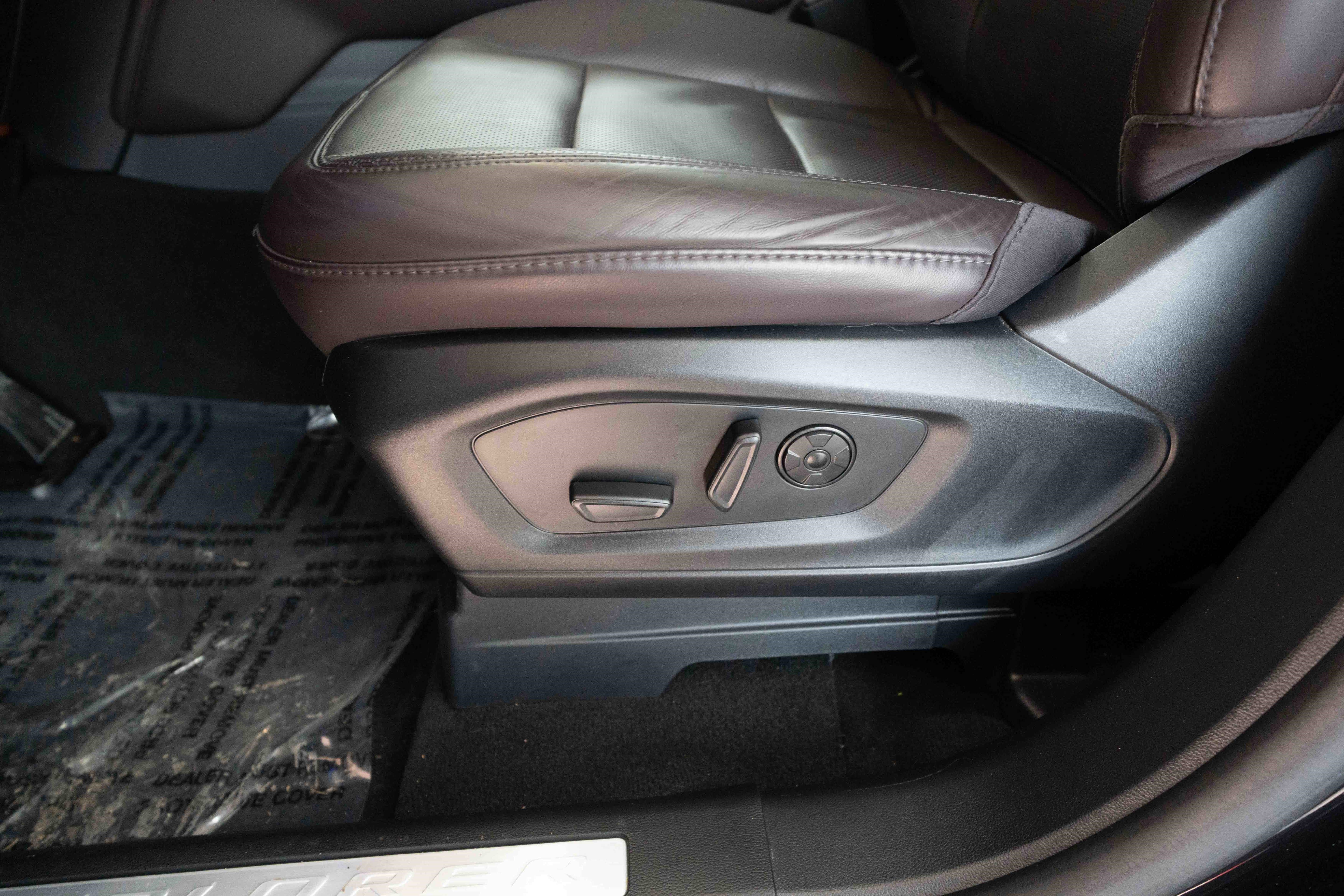Used 2025 Ford Explorer Platinum w/ LUX Leather Package image 12