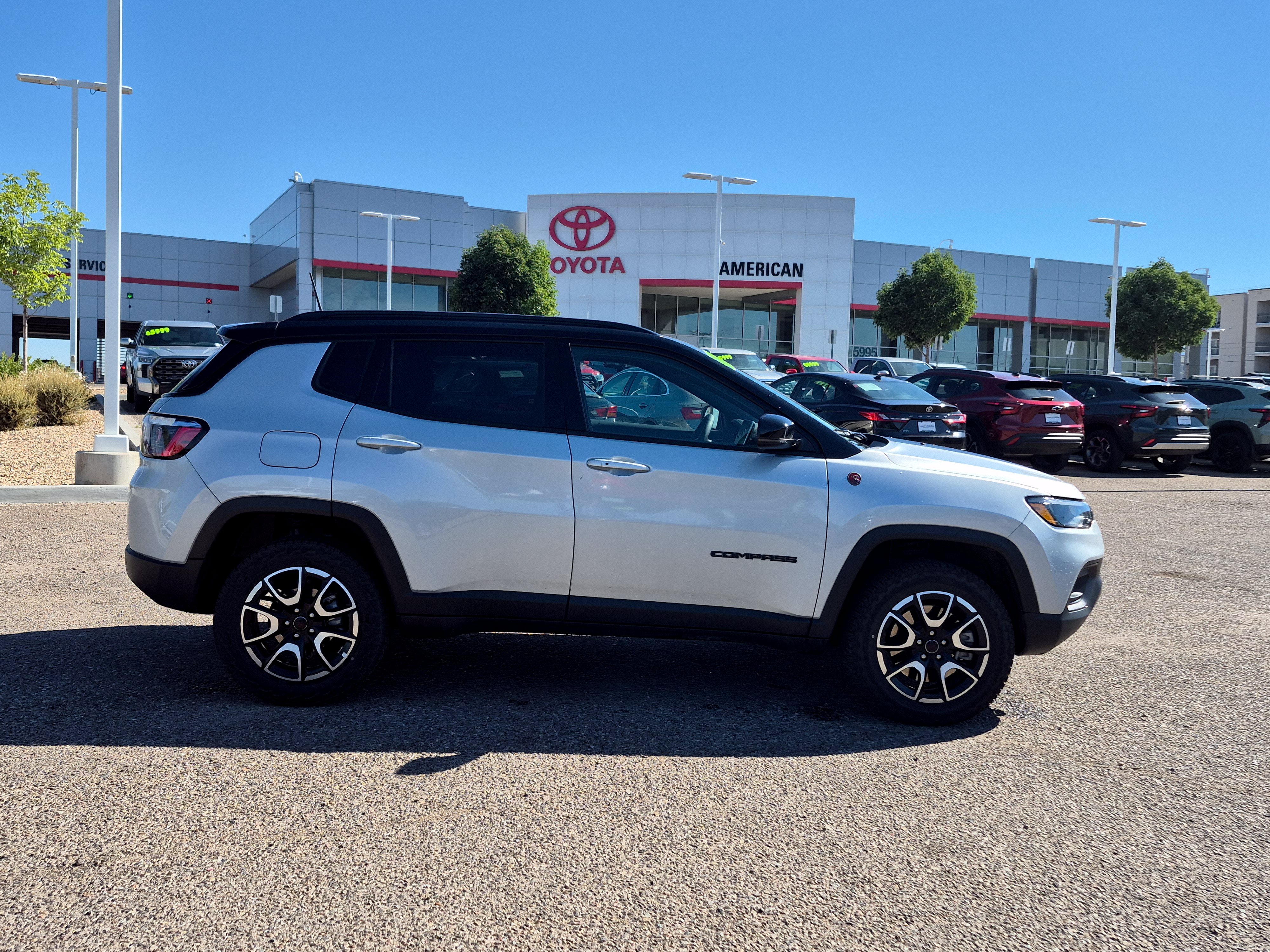 Used 2025 Jeep Compass Trailhawk AWD/4WD image 6