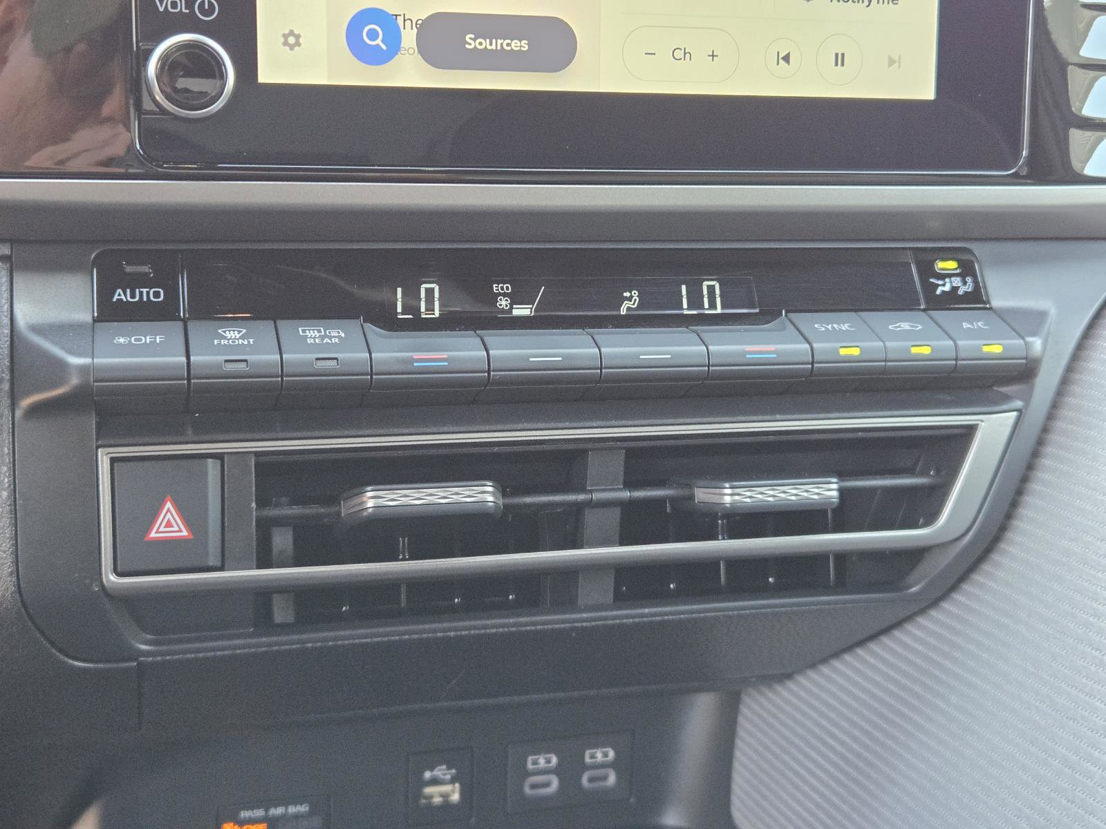 Used 2025 Toyota Camry SE w/ Convenience Package FWD image 11