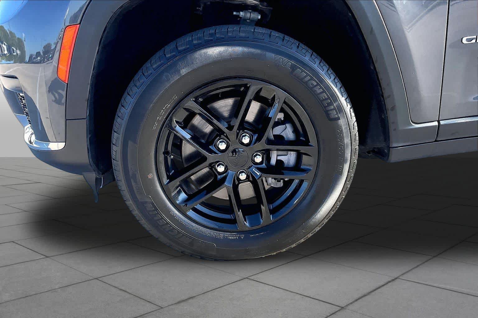 Used 2024 Jeep Grand Cherokee L Laredo RWD image 11