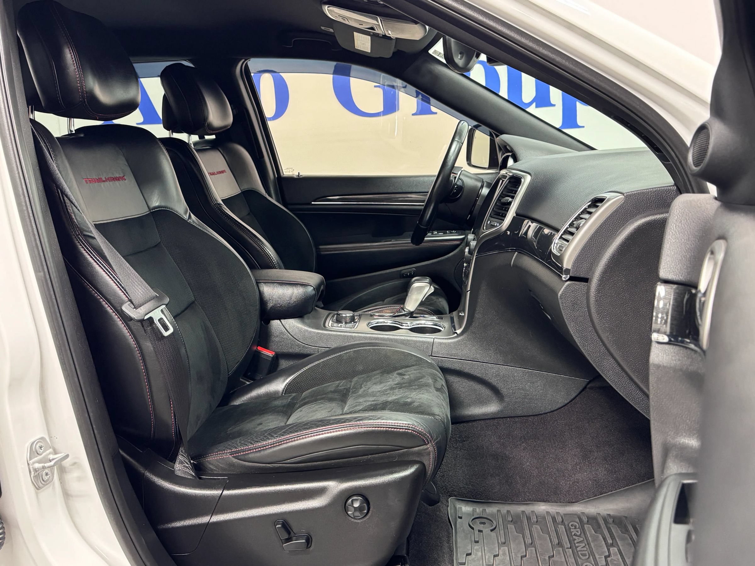 Used 2017 Jeep Grand Cherokee Trailhawk AWD/4WD image 9