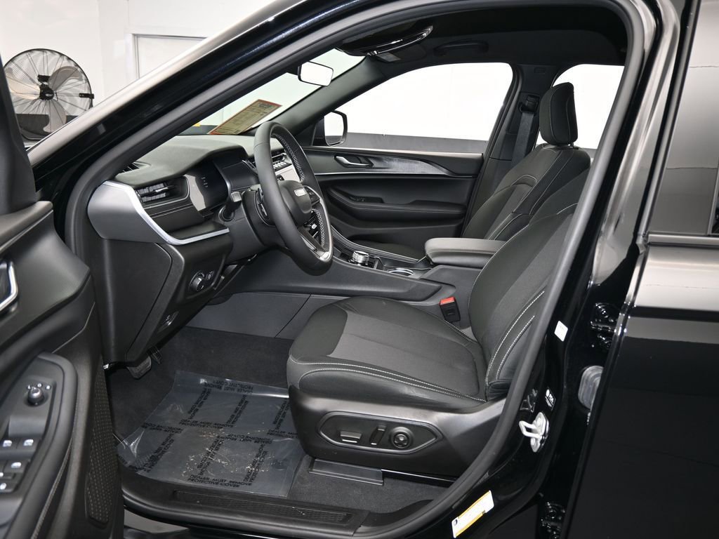 Used 2025 Jeep Grand Cherokee Laredo image 11