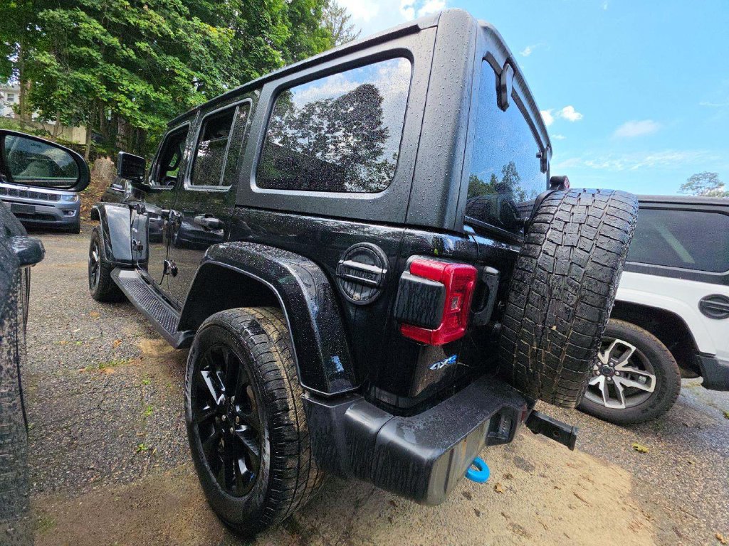 Used 2022 Jeep Wrangler Unlimited Sahara w/ Dual Top Group AWD/4WD image 4