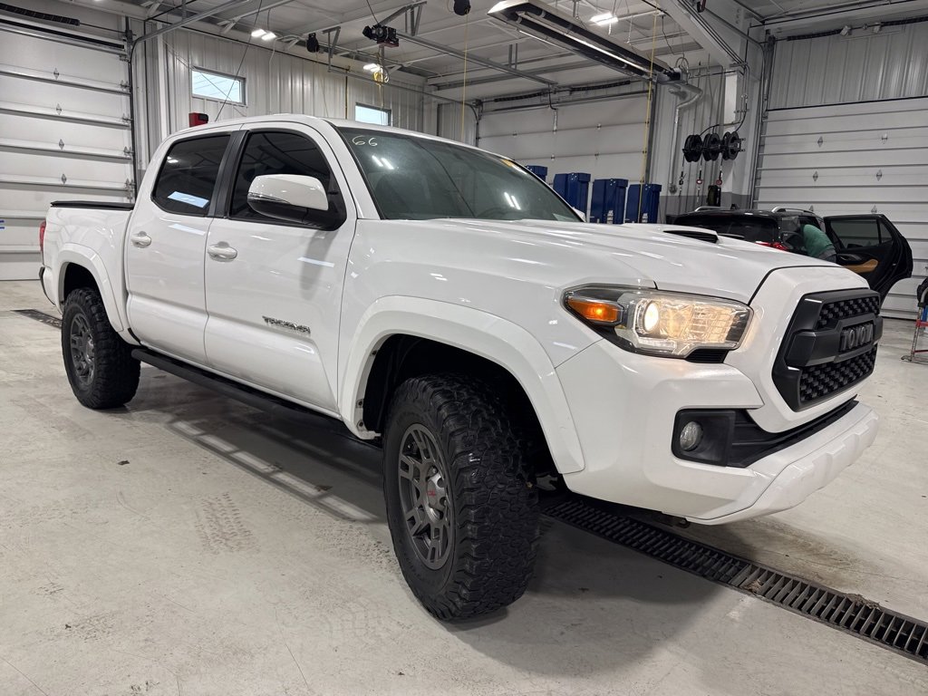 Used 2016 Toyota Tacoma TRD Sport w/ Premium & Technology Package image 14