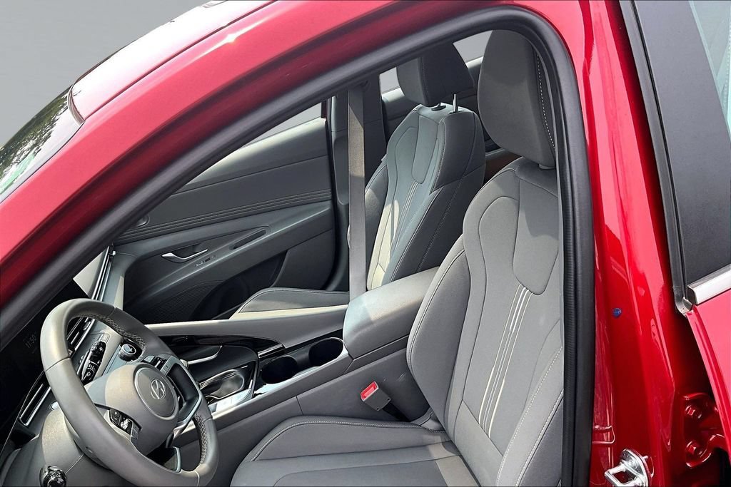 Used 2025 Hyundai Elantra SEL FWD image 23