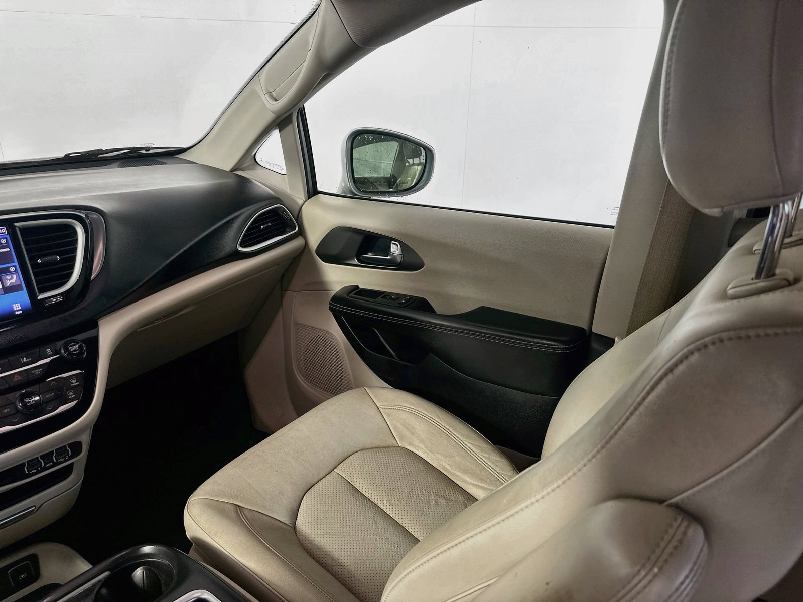 Used 2021 Chrysler Pacifica Touring-L FWD image 22