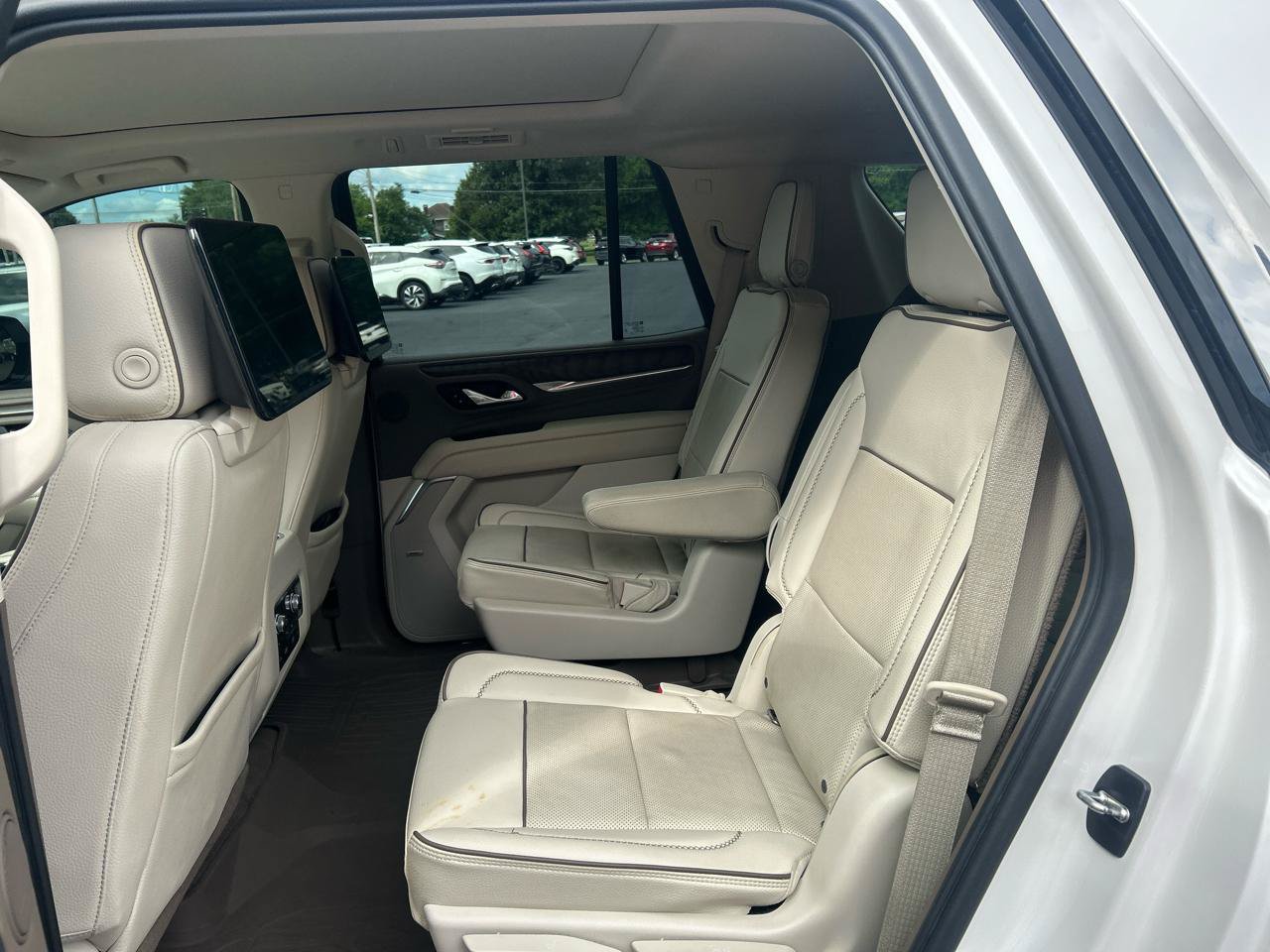 Used 2021 GMC Yukon Denali w/ Denali Premium Package AWD/4WD image 11