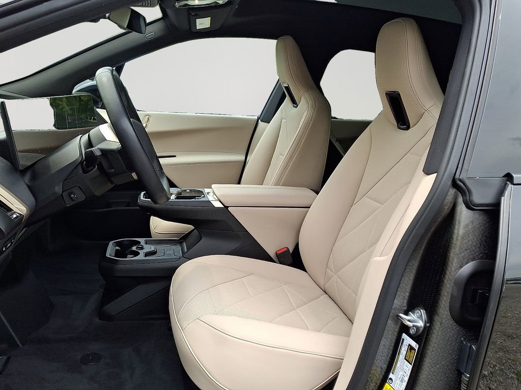 Used 2024 BMW iX xDrive50 w/ Sport Package AWD/4WD image 13