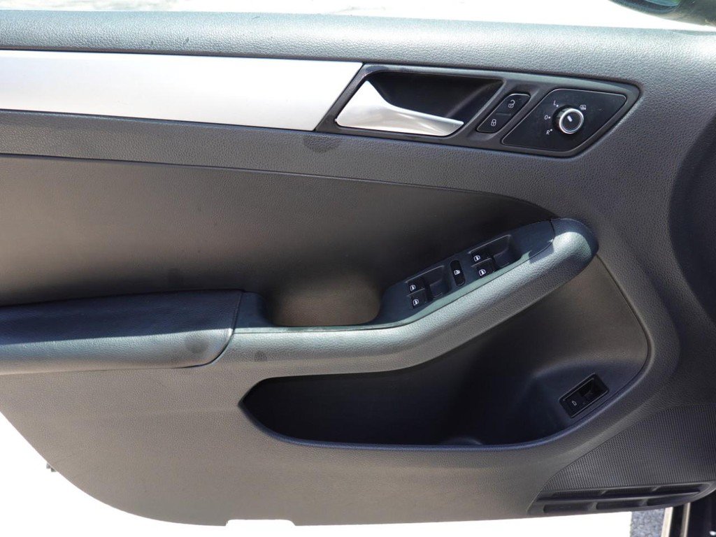 Used 2013 Volkswagen Jetta SE FWD image 17
