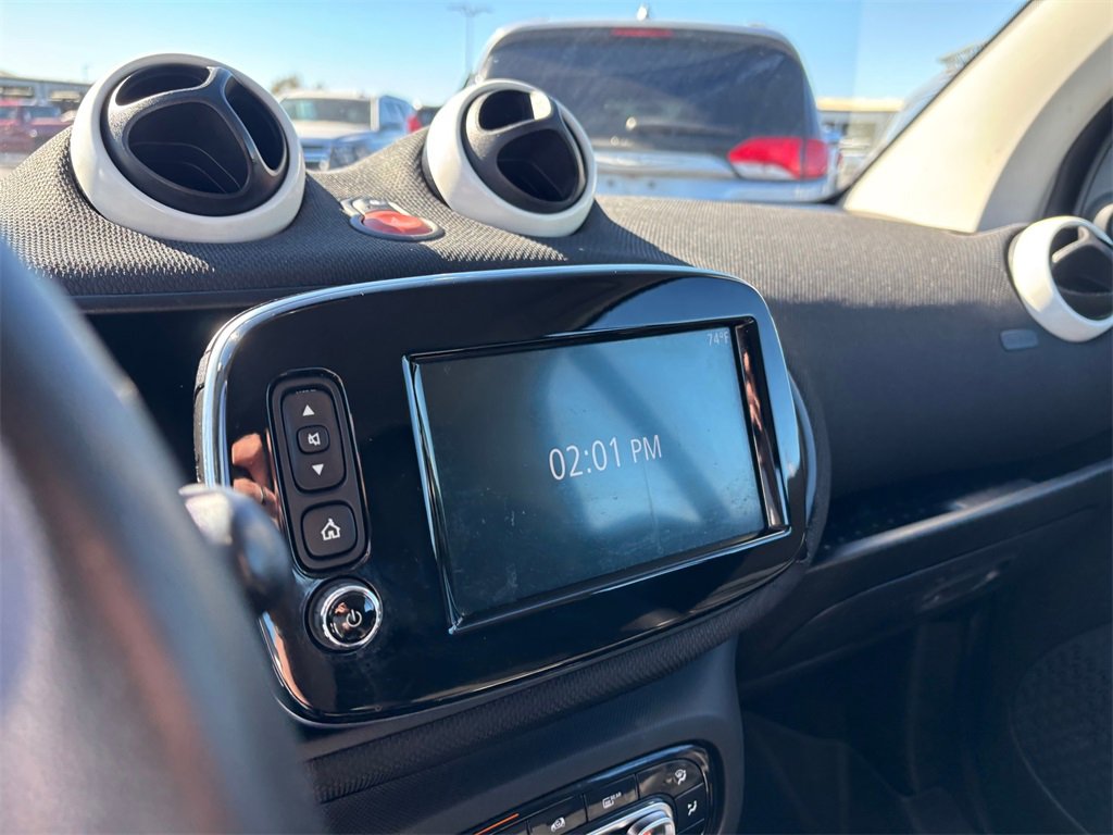 Used 2016 smart fortwo pure image 21