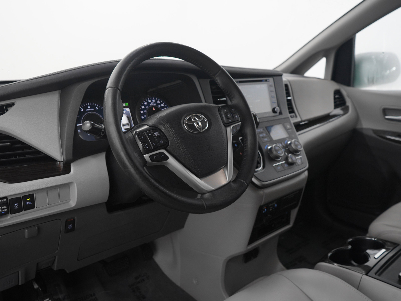 Used 2020 Toyota Sienna XLE Premium w/ Carpet Mat Package FWD image 26