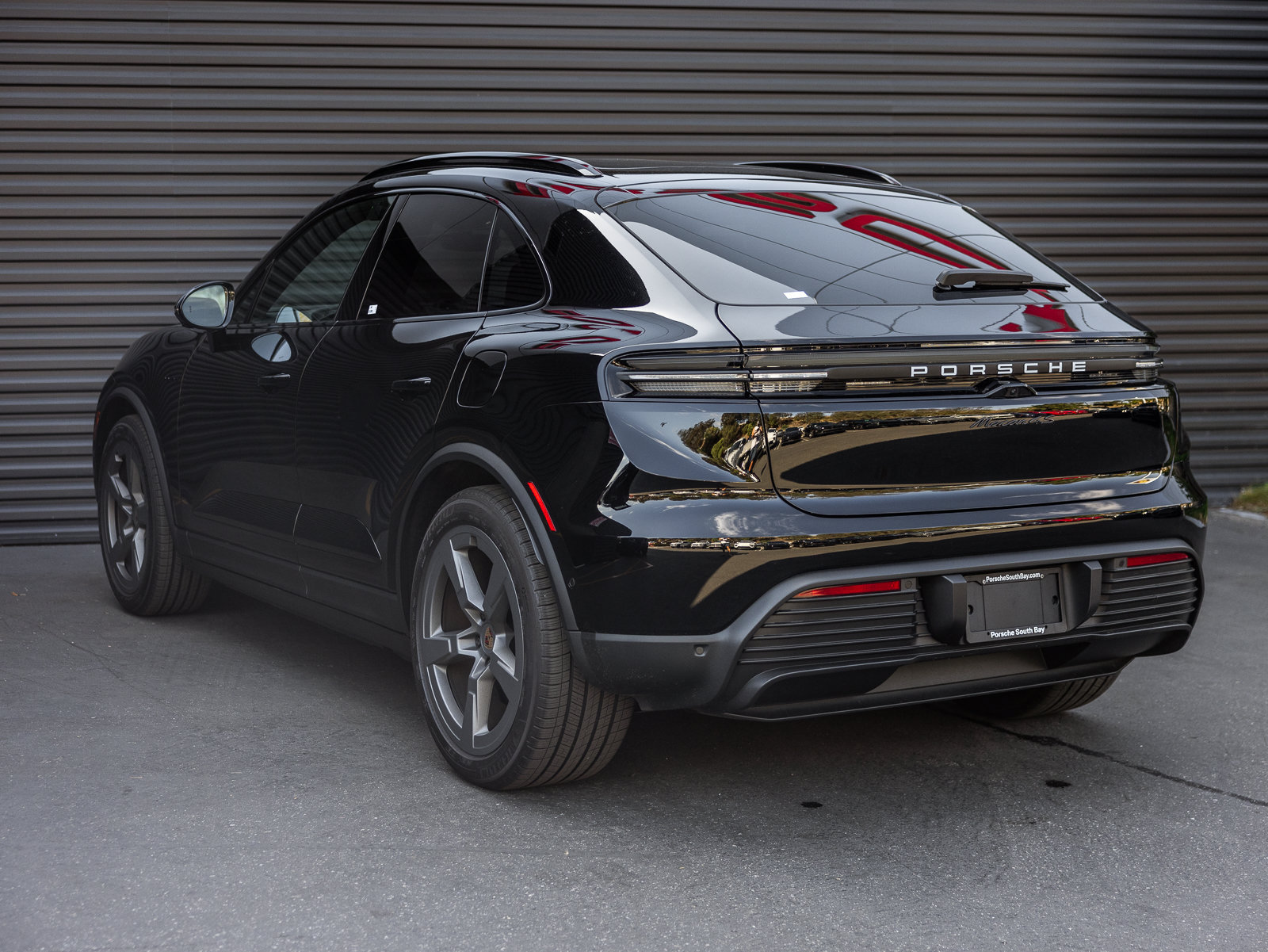 Certified 2025 Porsche Macan 4S Electric AWD/4WD image 3