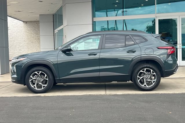 Used 2025 Chevrolet Trax LT FWD image 7